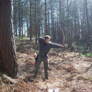  Jalo con arco en el bosque 